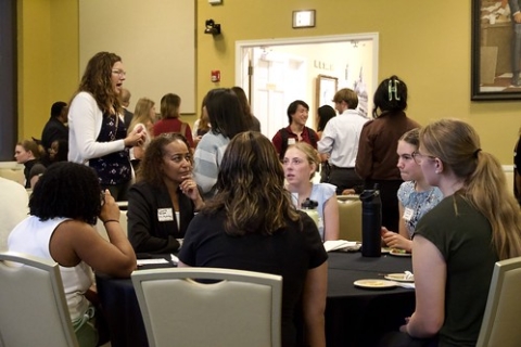 Speed networking gave students the opportunity to engage with a variety of alumni, gaining valuable insights on diverse career paths, real-world experiences, and professional development.